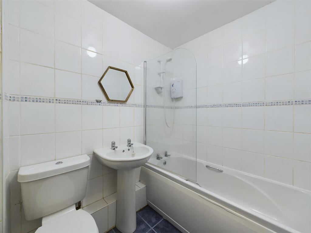 43 Pendragon Crescent Bathroom