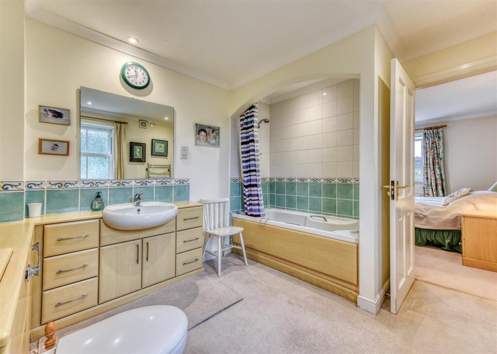 20 Cross Road-bed2 ensuite.jpg