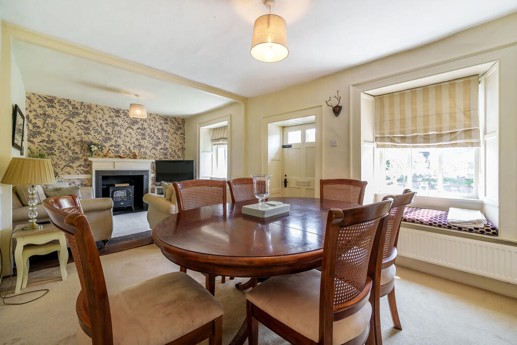 Lounge / Dining R...