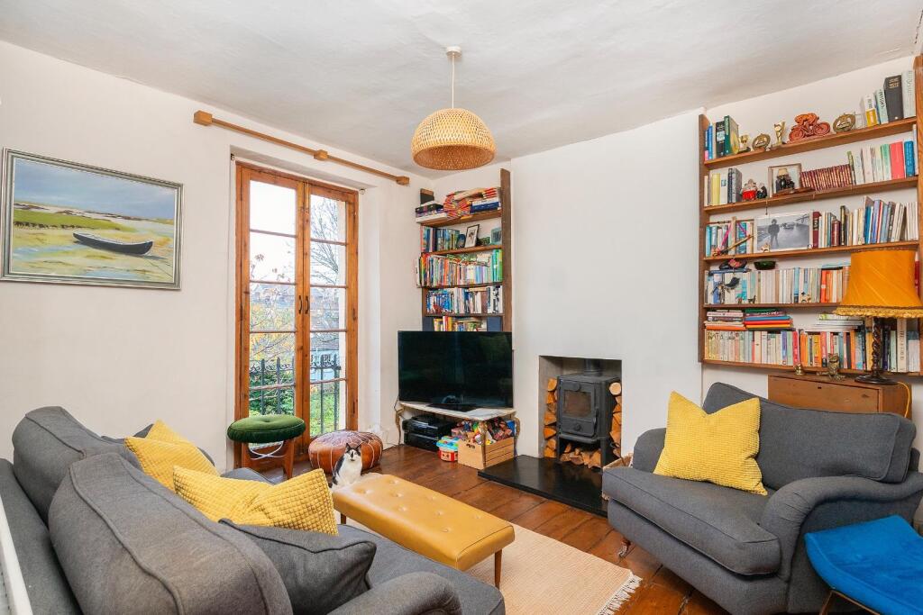 4U0CPMR - Living Room C.jpg