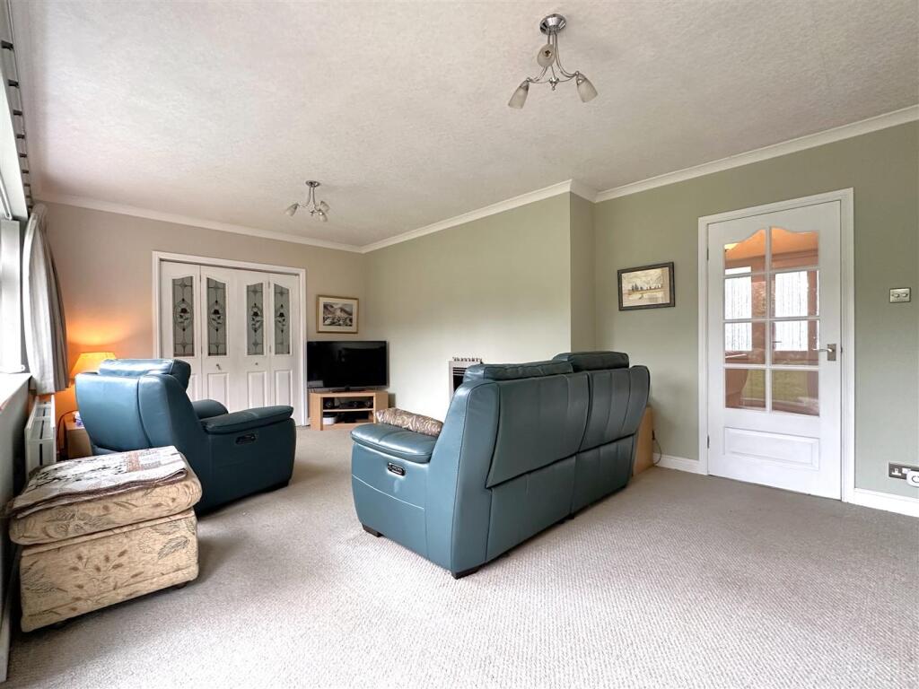 Generous Living Room 943