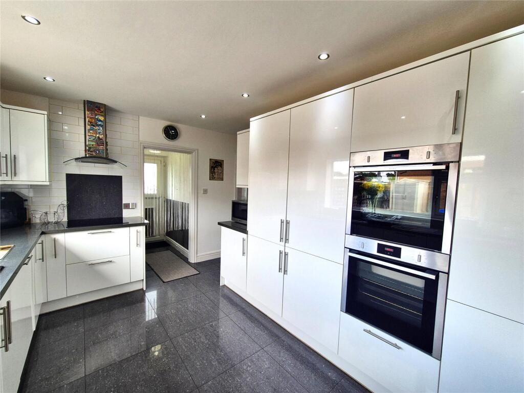 Kitchen/ Dining Room