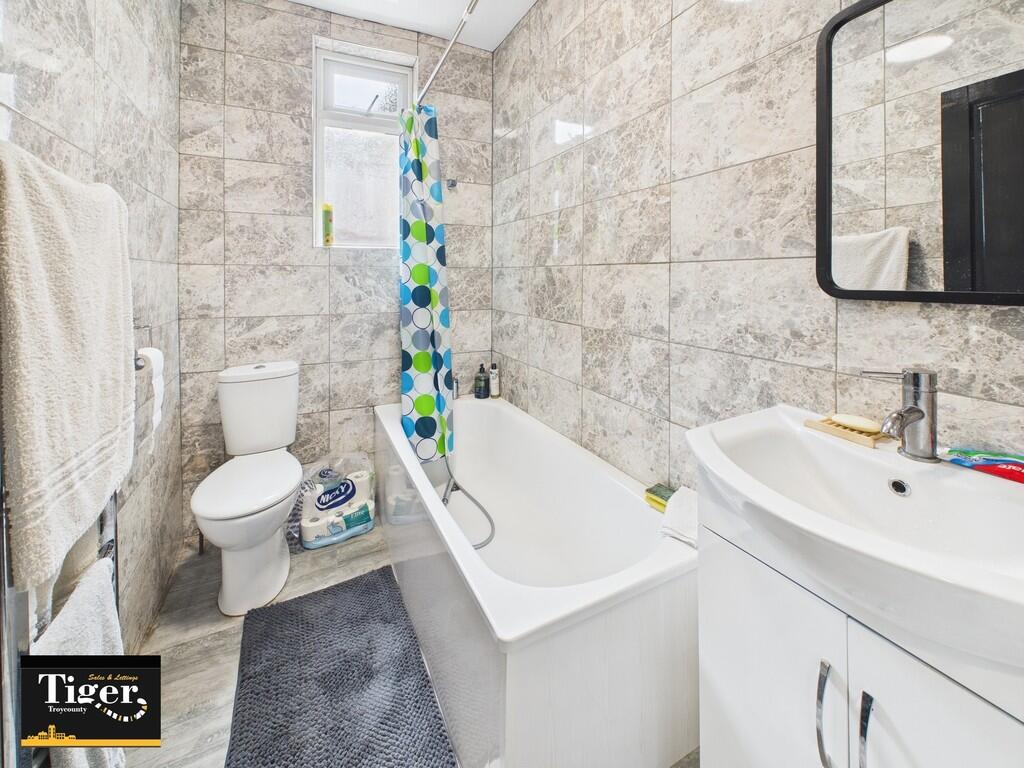 CAM02176G0-PR0533...