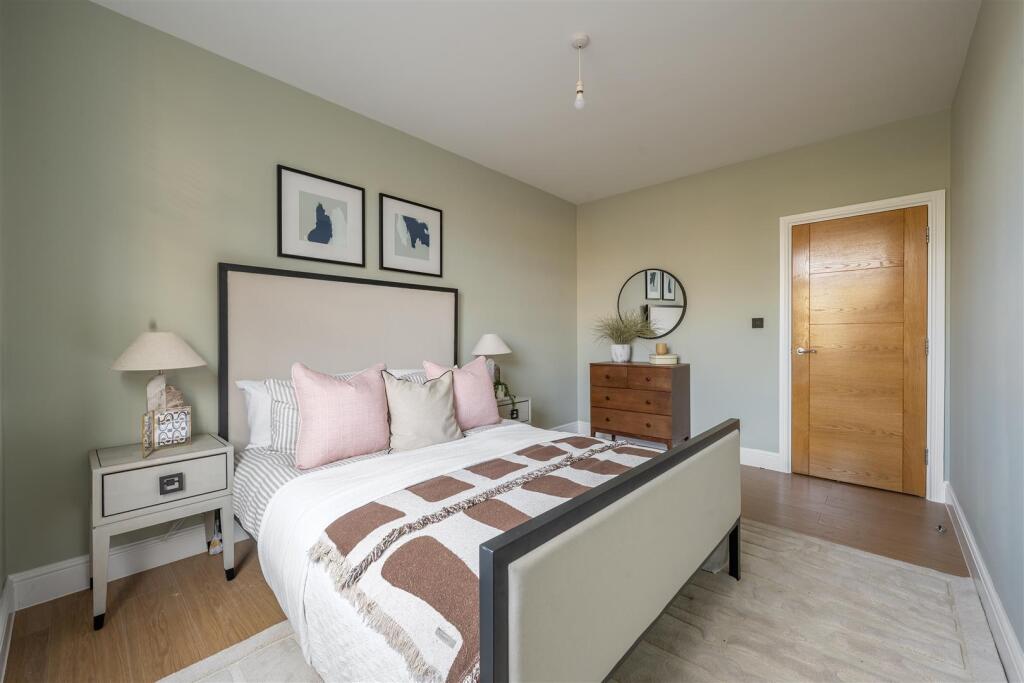 Eastwood Close, E18