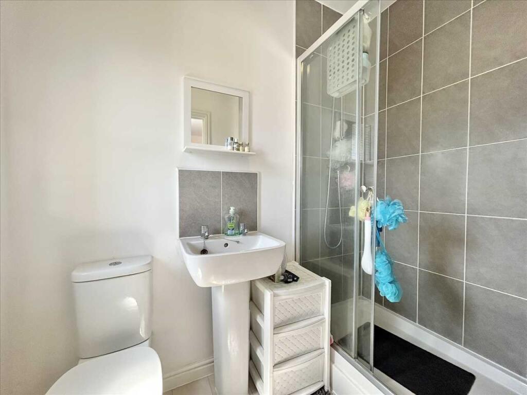 EN-SUITE SHOWER ROOM
