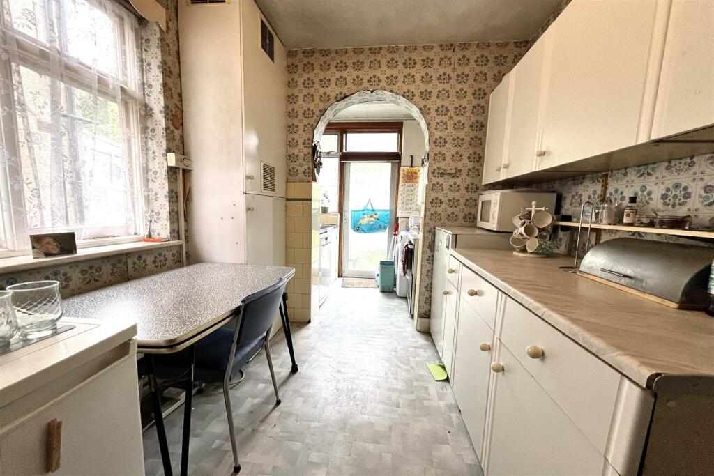 KITCHEN/MORNING ROOM: