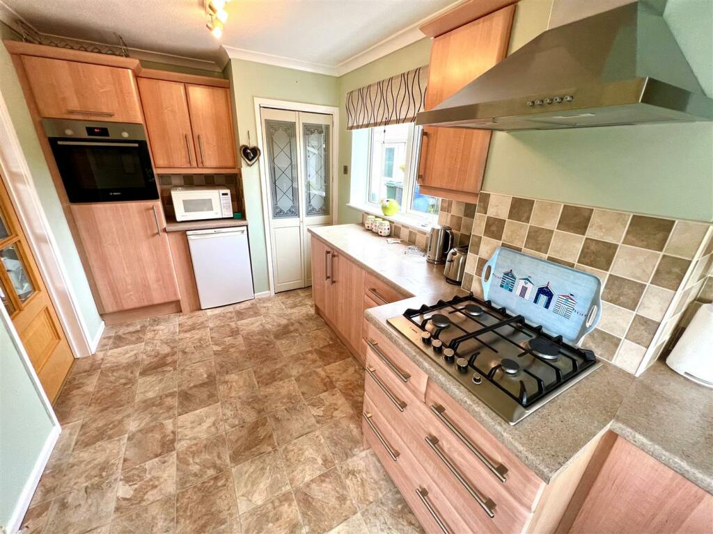 FITTED KITCHEN