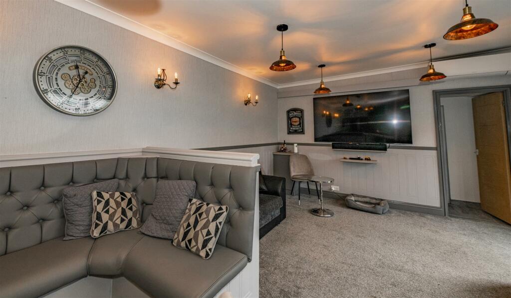 BAR/GAMES ROOM