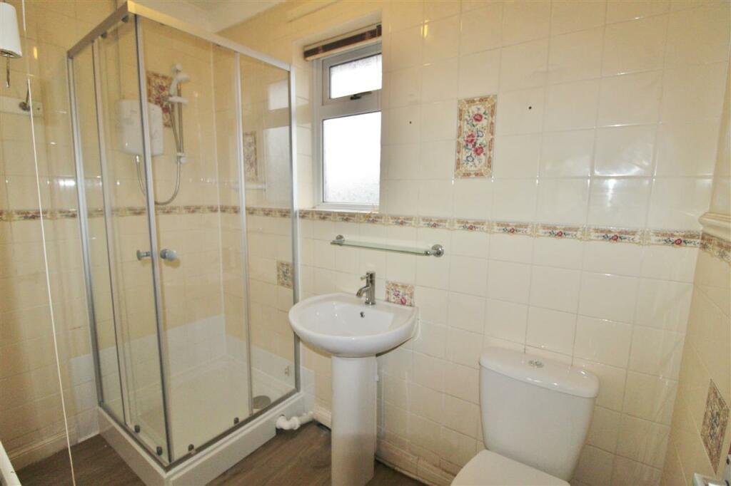 FAMILY SHOWER ROOM