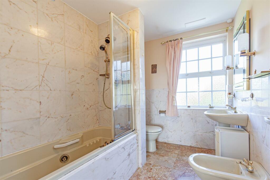 ENSUITE BATHROOM