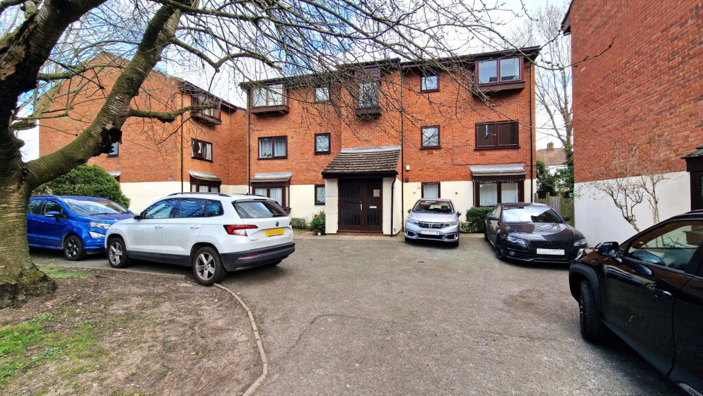 2 Bedroom Flat With Garage En-Block