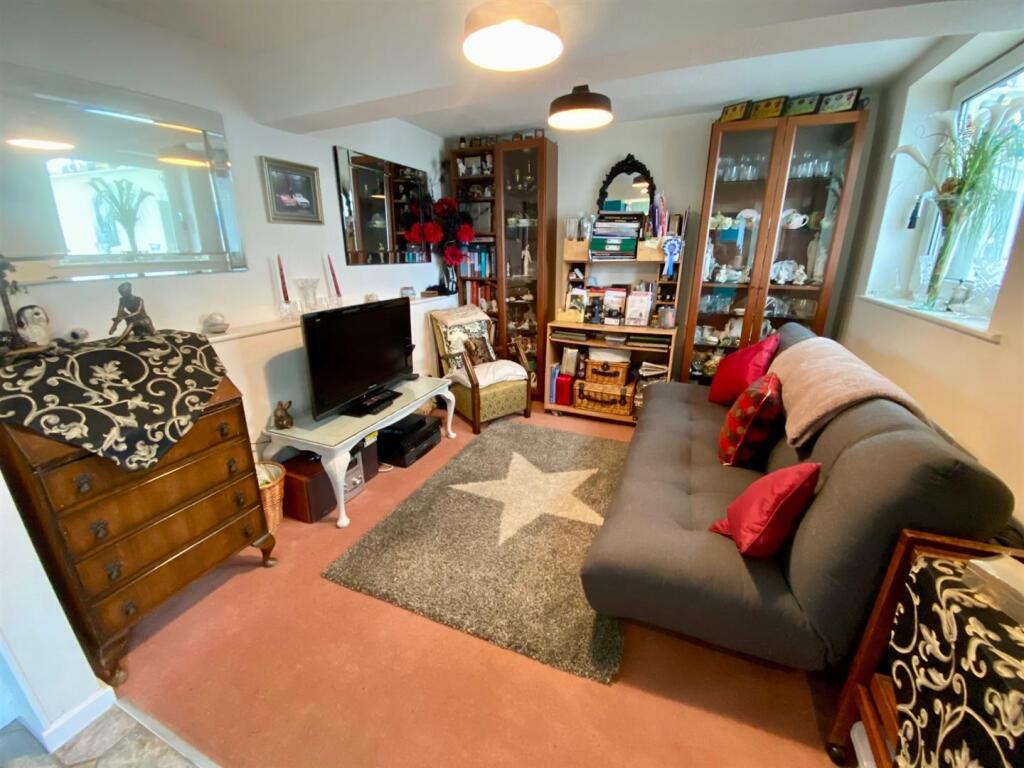 snug-sitting room to lower ground floor.jpg