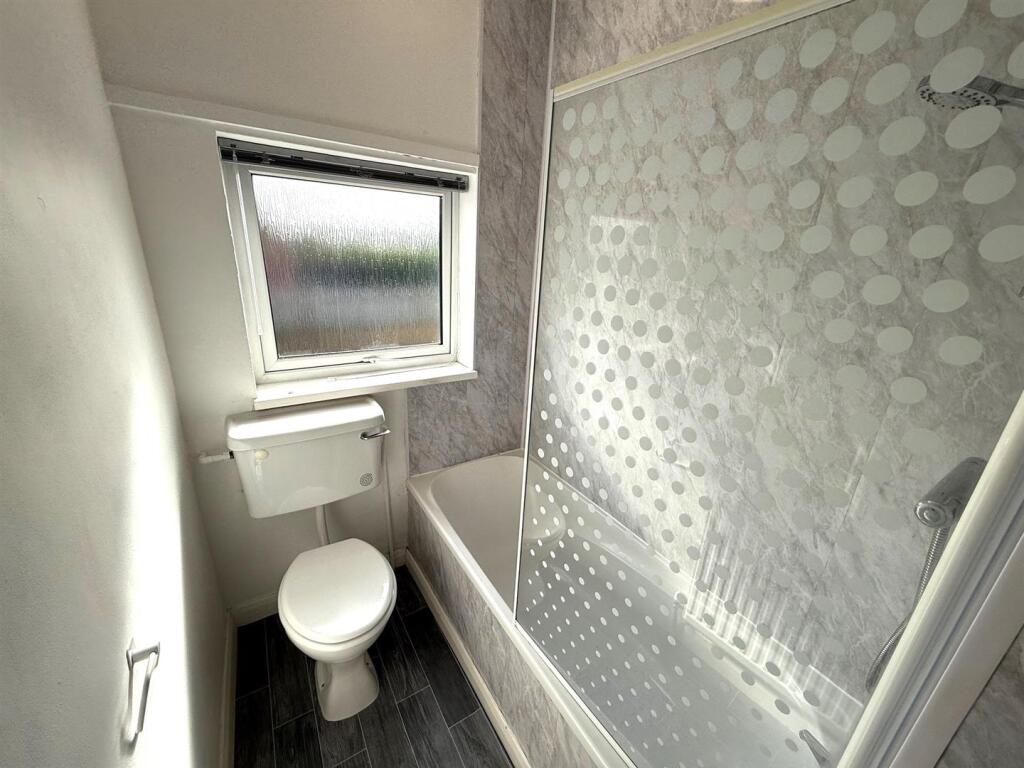 bathroom 1.jpg