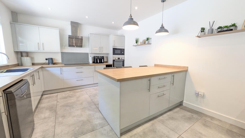 PXL_20250822_125938409.MP~2