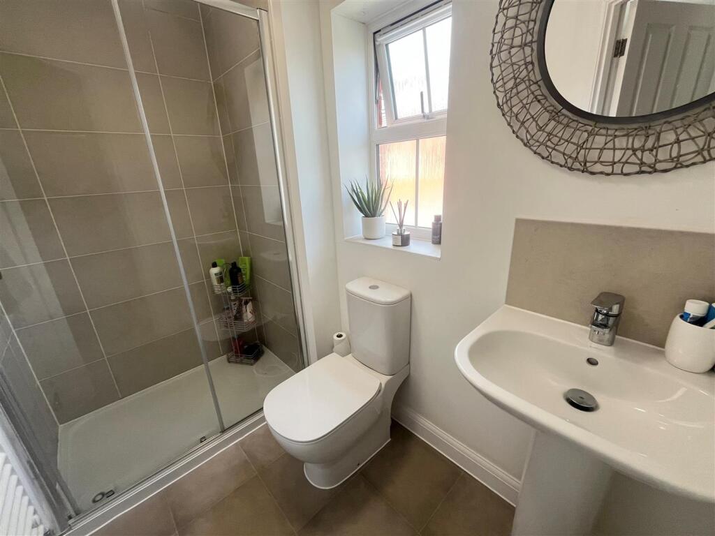 6. Ensuite.jpg