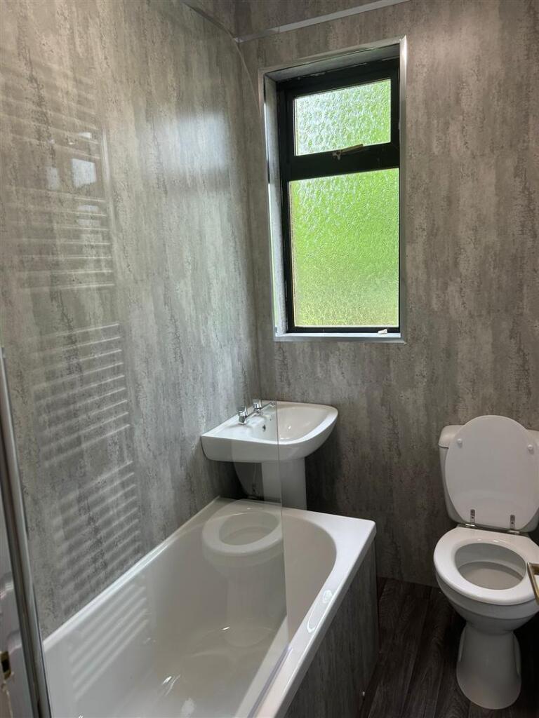 26 MainsRoad Bathroom.jpg