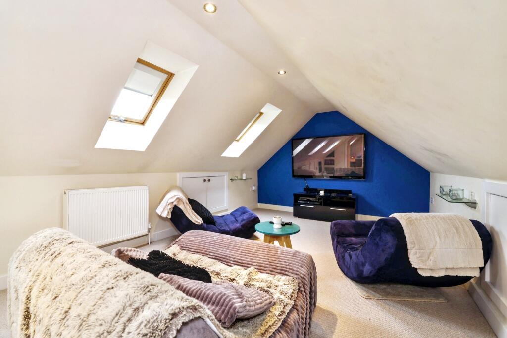 Bed 2 or cinema room