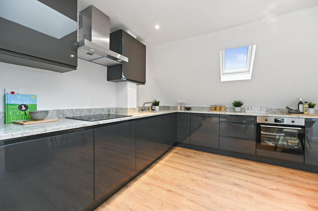 RCREA- SFF- 34 woodfield road- kitchen 4 (1).jpg