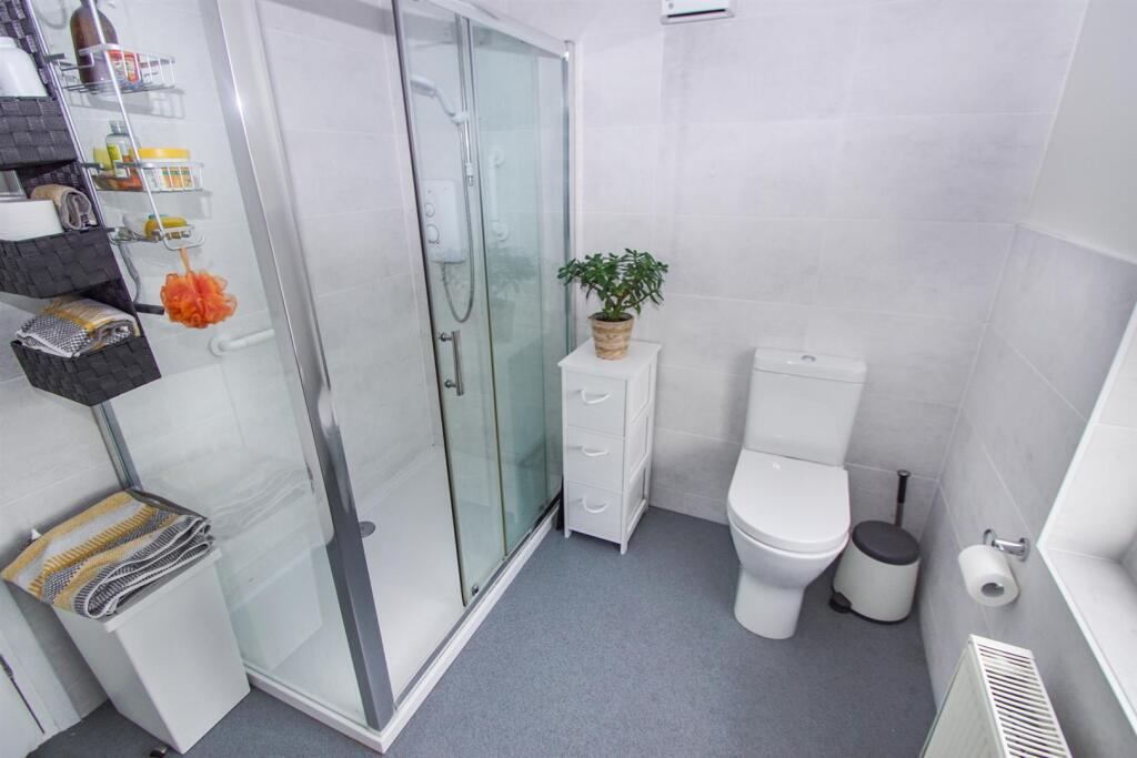 7 hinton road shower room.JPG