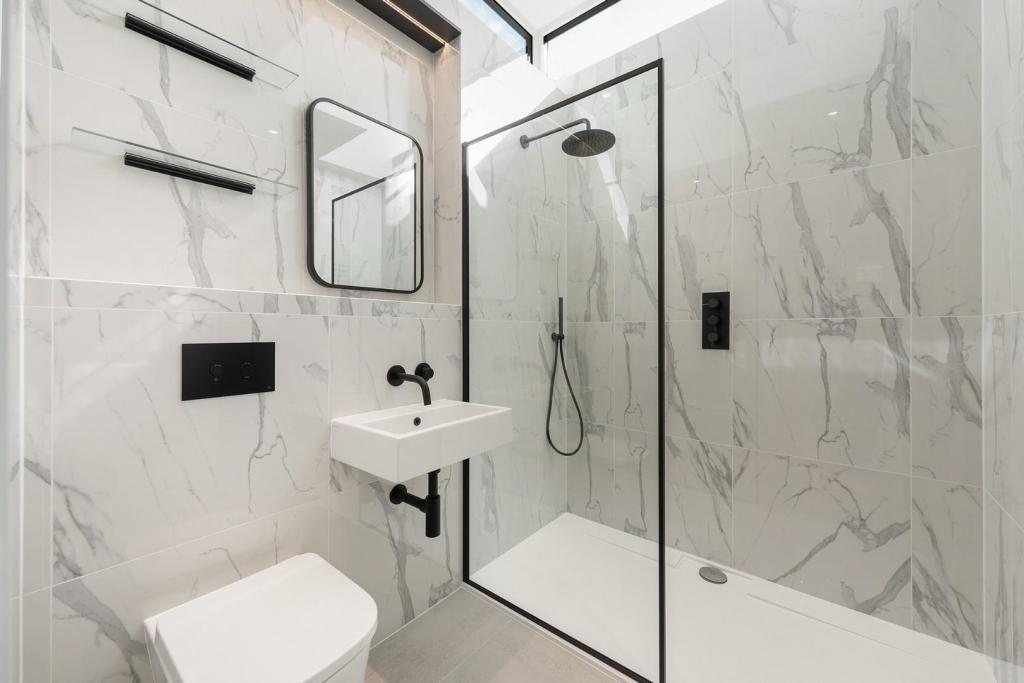En-Suite Bathroom.jpg