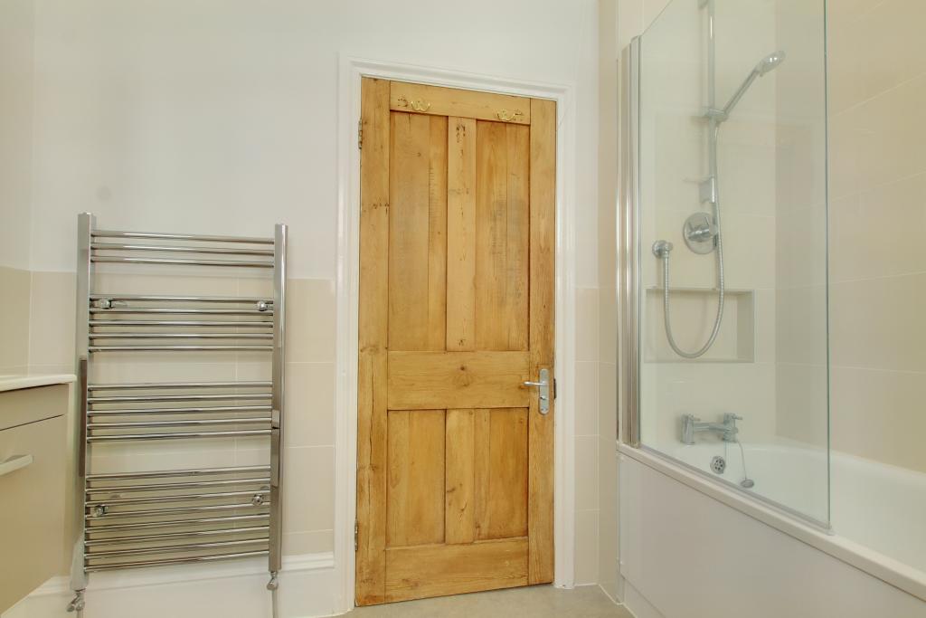 7.BATHROOM.jpg