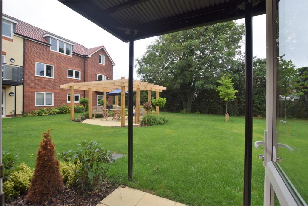 Living room door to garden