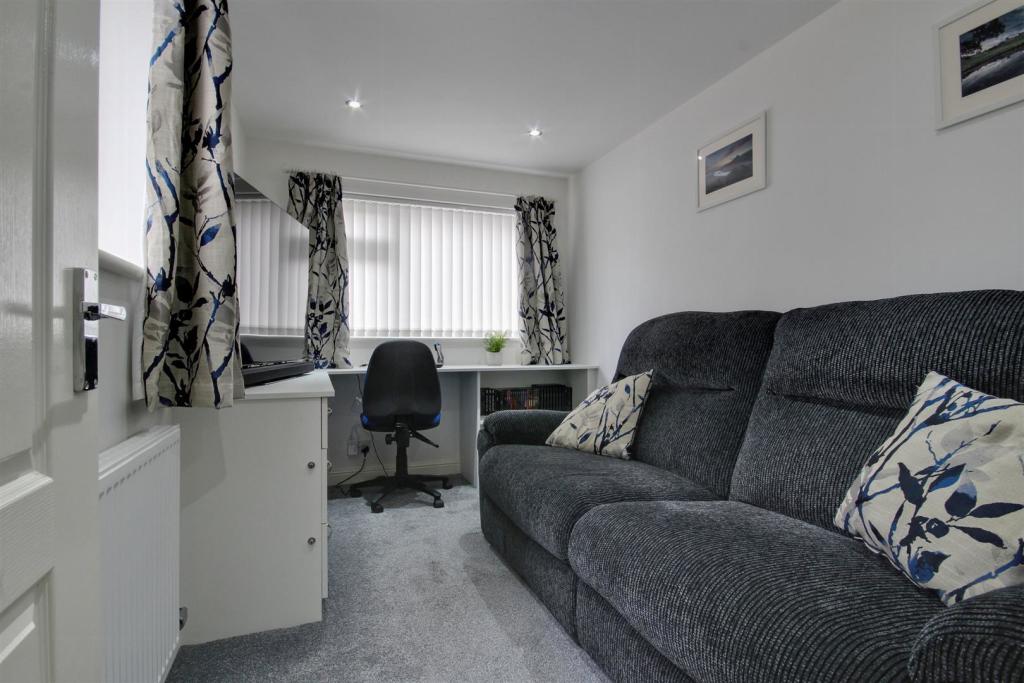 Sitting Room which coud be a guest Bedrooms