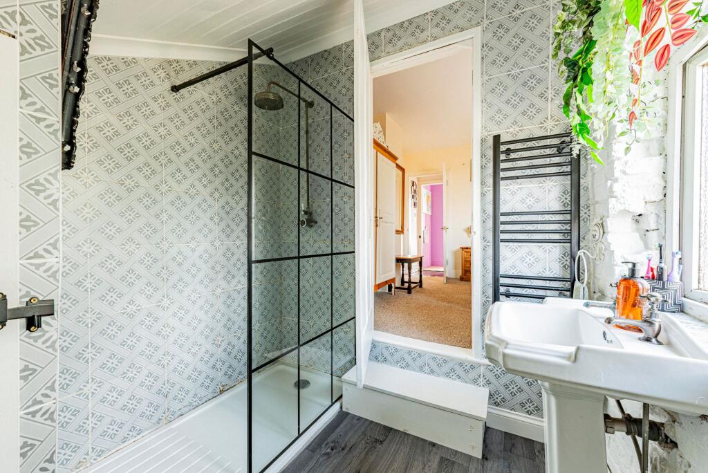 Bathroom Shower  W.C (1)