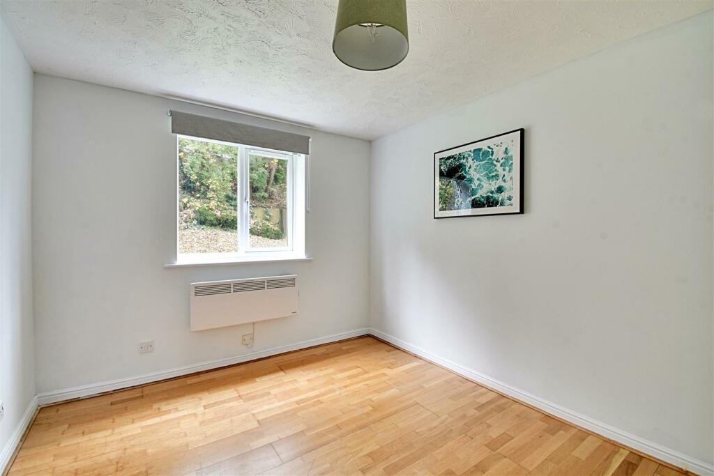 Bedroom 1_1.jpg