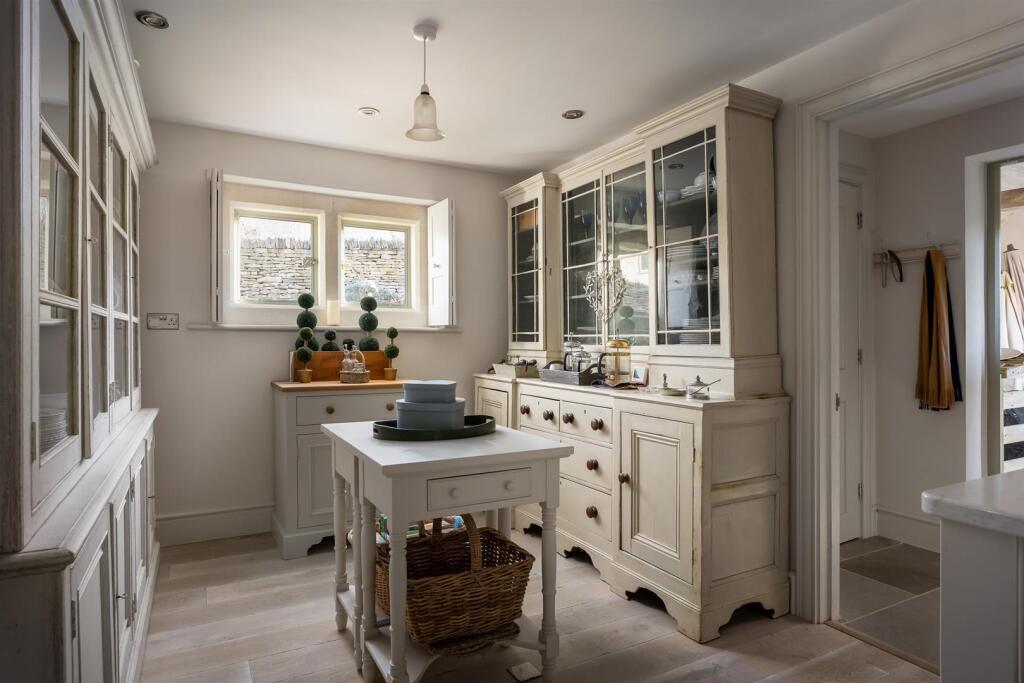 31 - Dovecote Cottage - GL7 5NG - Web.jpg