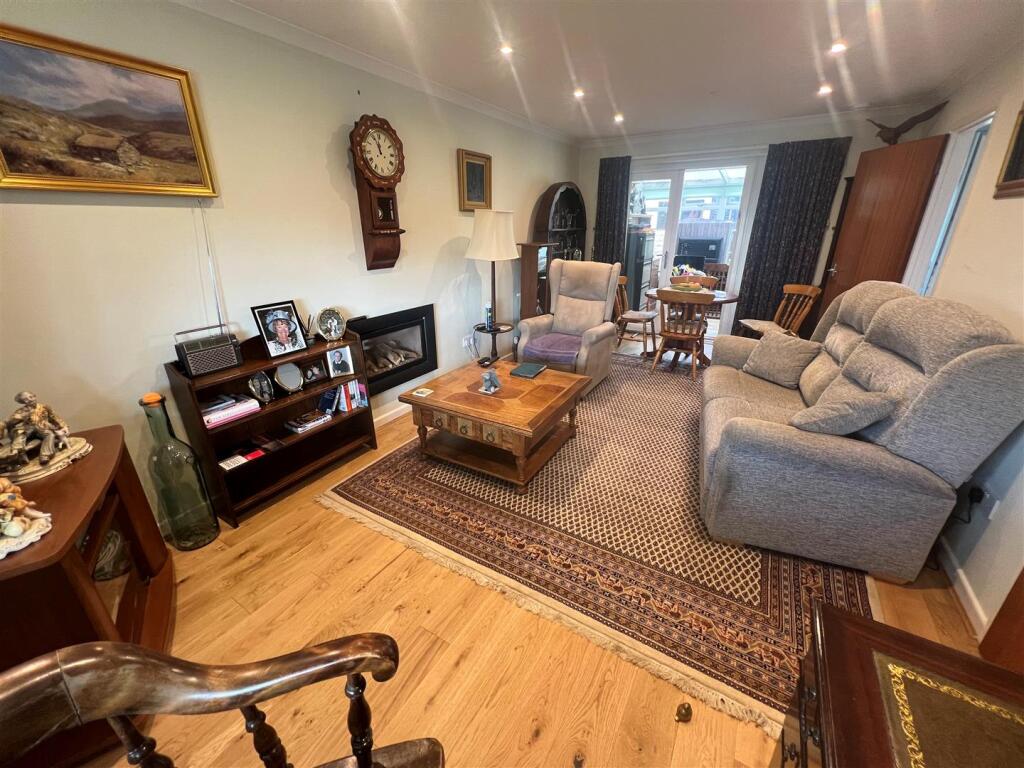 Lounge 1.jpg