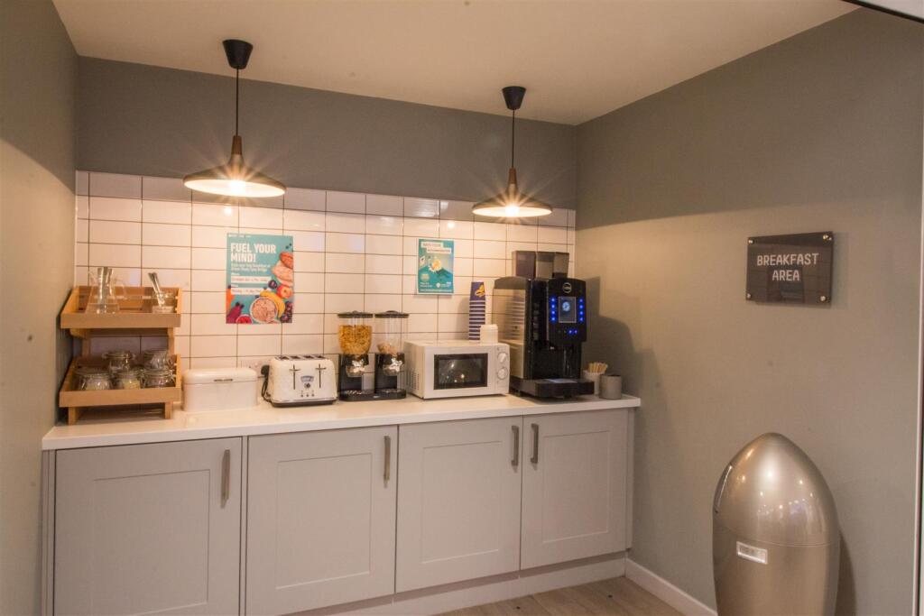 tyne bridge communal breakfast area free coffee.jp