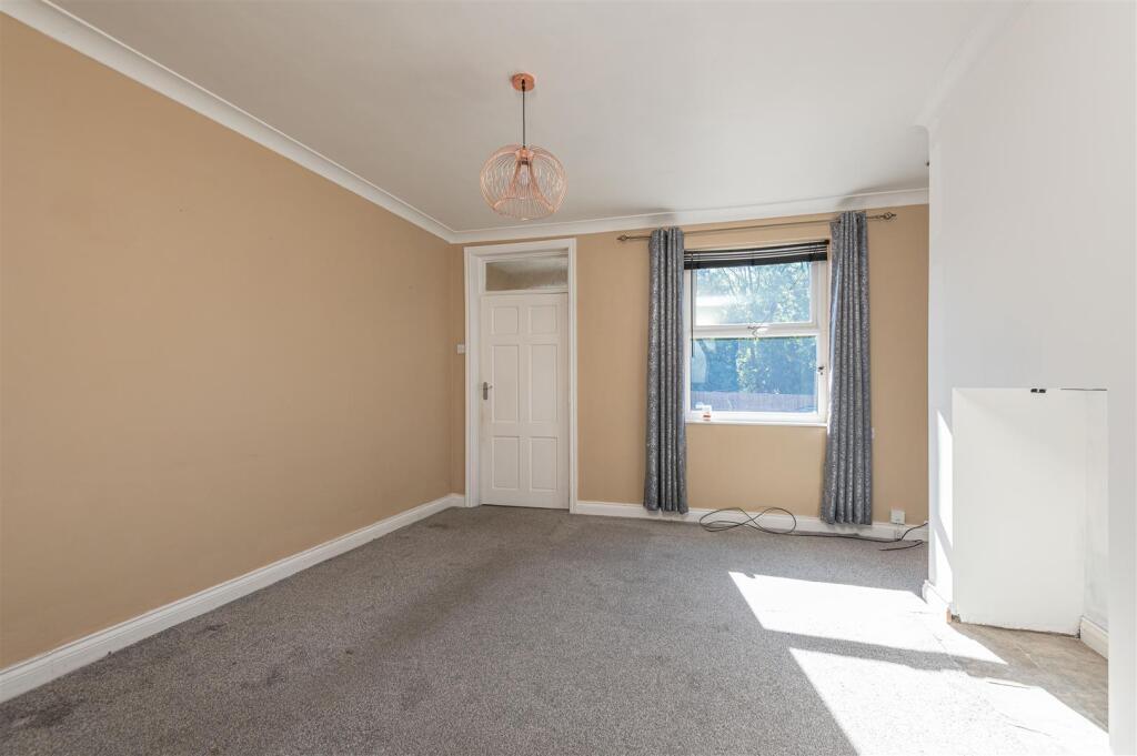 04 - 55 Station Road S75 5HP.jpg