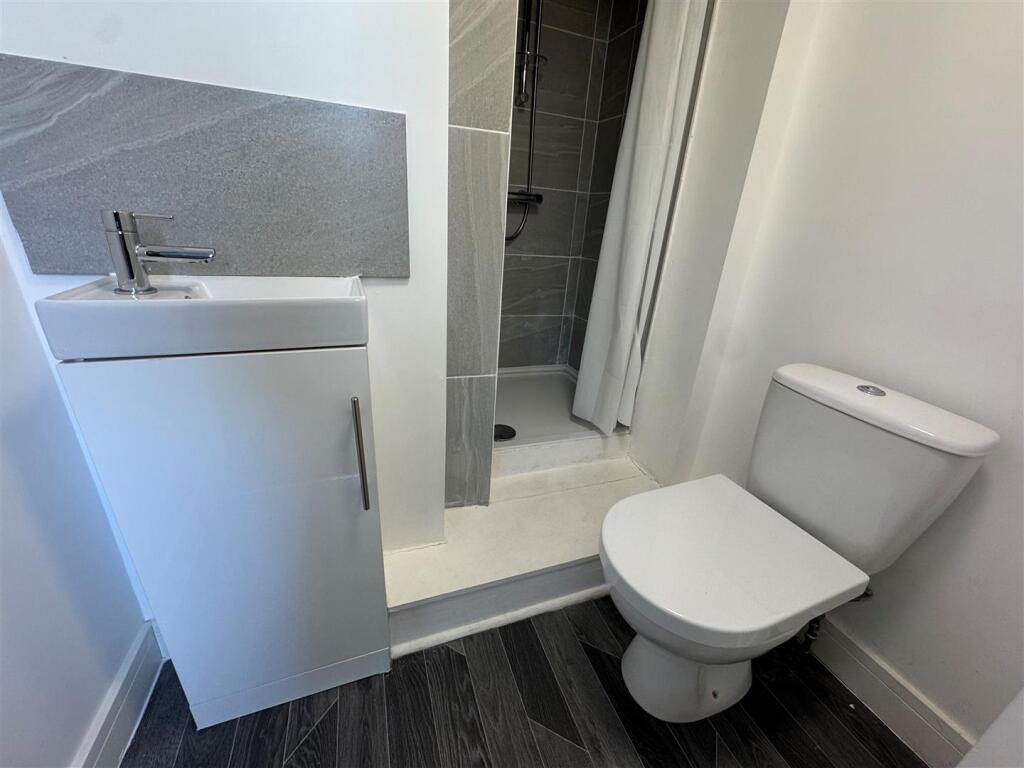 Shower room Flat 4 74 Mill Street.jpg