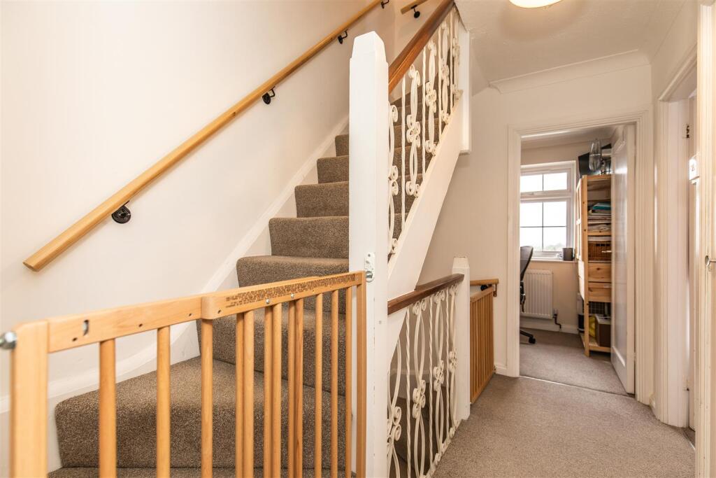 2 Sackville Close18.jpg