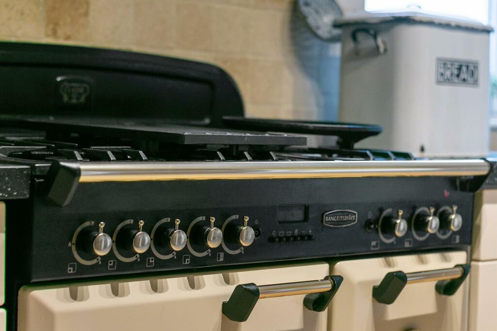 4 Far Field Ave, Hepworth Rangemaster.jpg