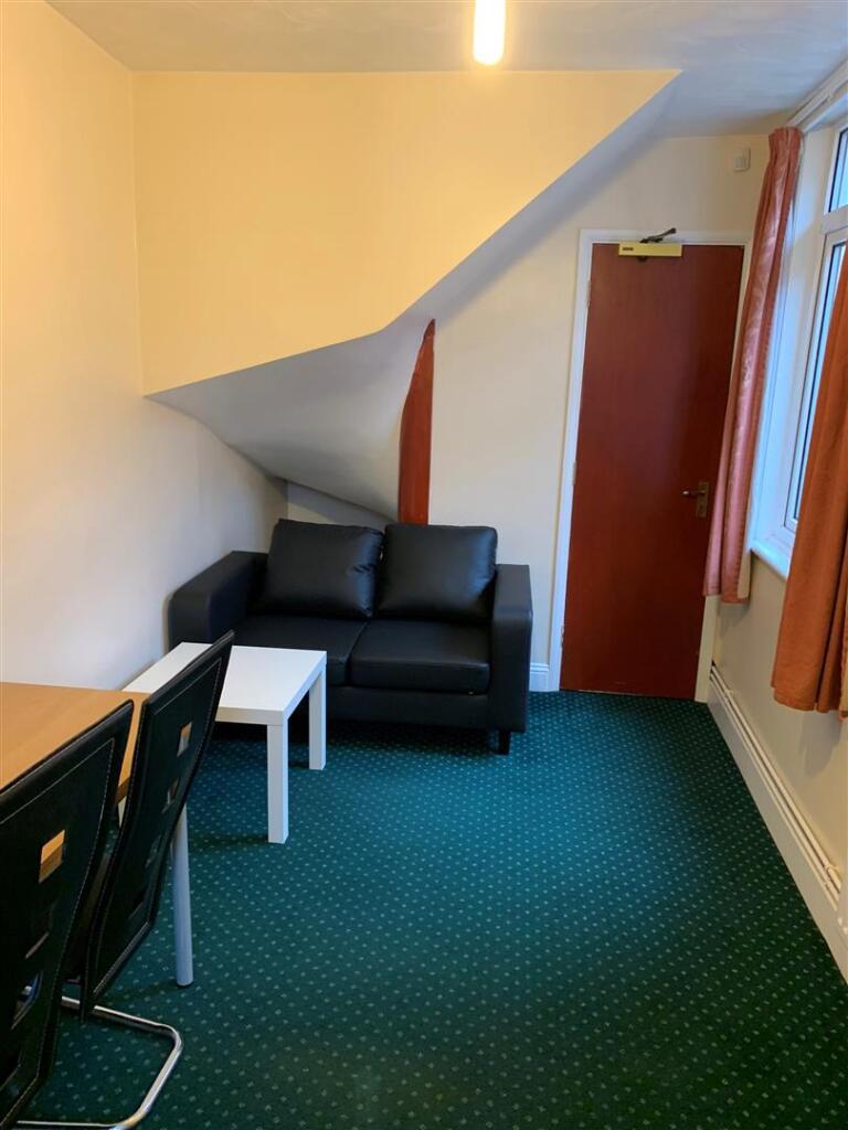 RF 44 Cowley Rd living room.jpg