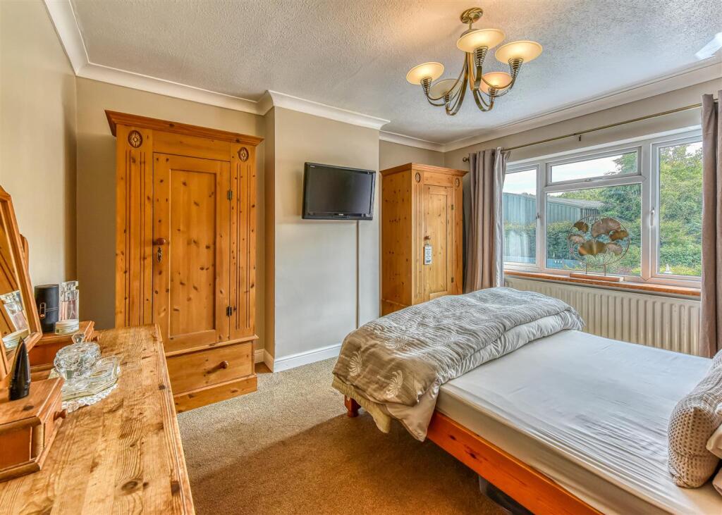 135 Sedgley Road-Bedroom 1.jpg
