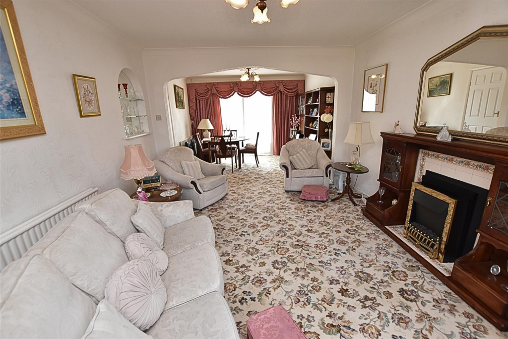 LOUNGE DINING ROOM
