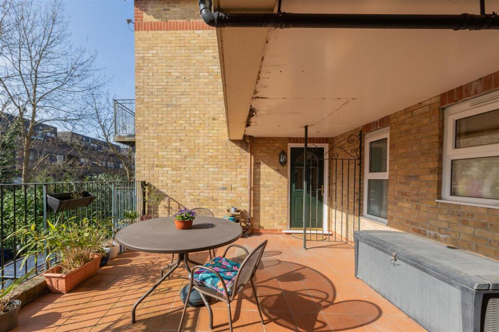 Churchfields, E18