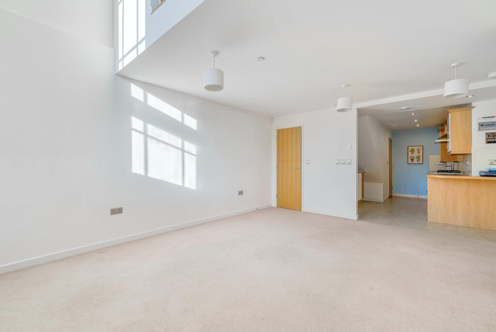 Bright Reception Room/Kitchen