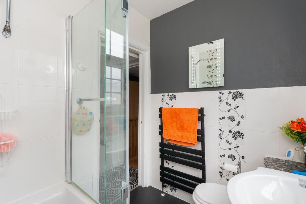 0A2AEE - Bathroom A.jpg