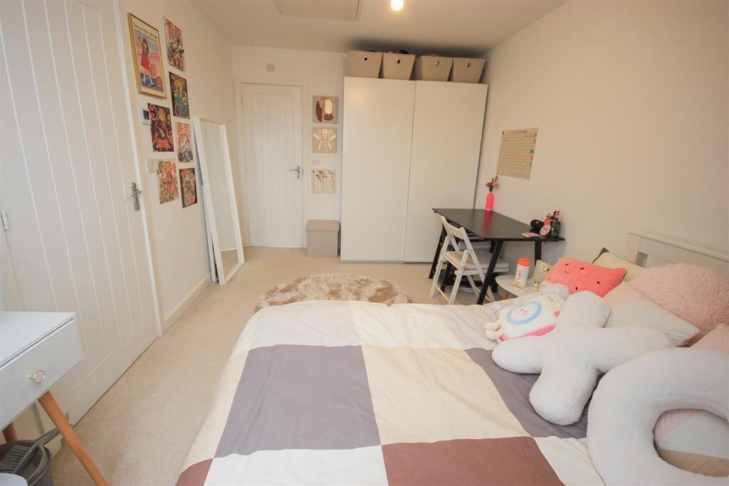 Bed 1b.jpg