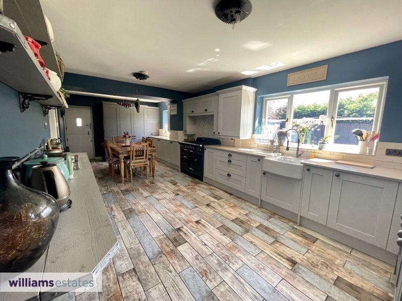 Kitchen/ Break...