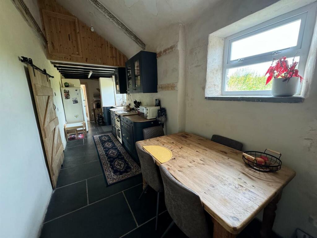 KITCHEN/ DINING ROOM