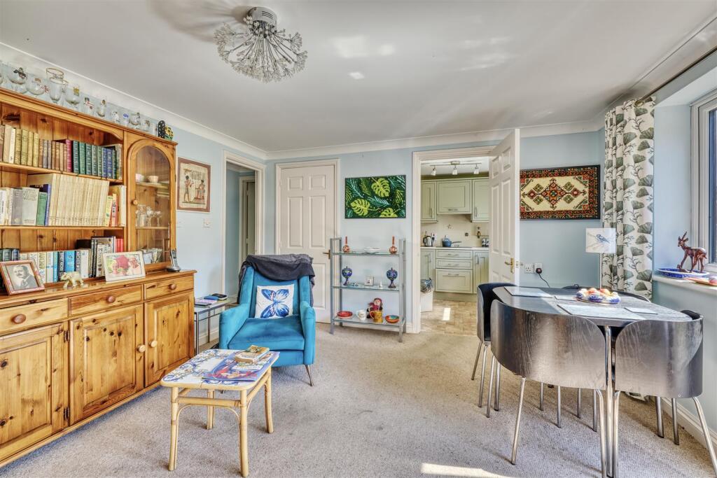 9-5 Medway House Oun