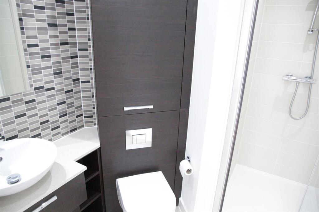 EN SUITE SHOWER ROOM