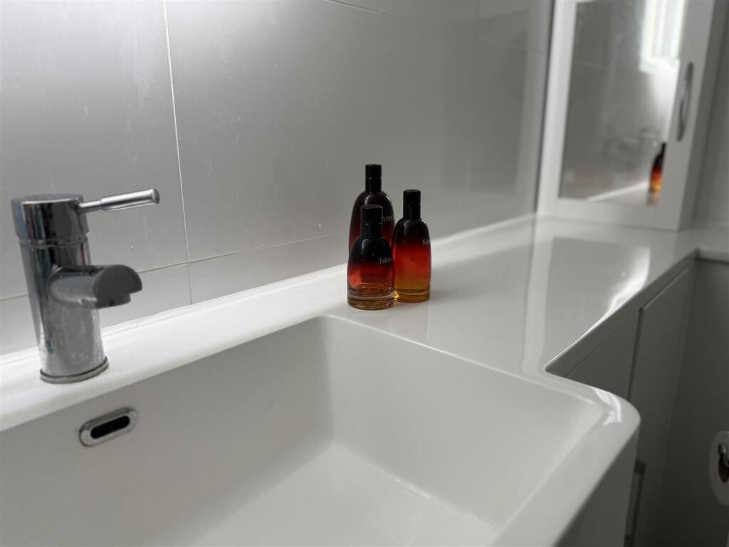 SHOWER ROOM/WC
