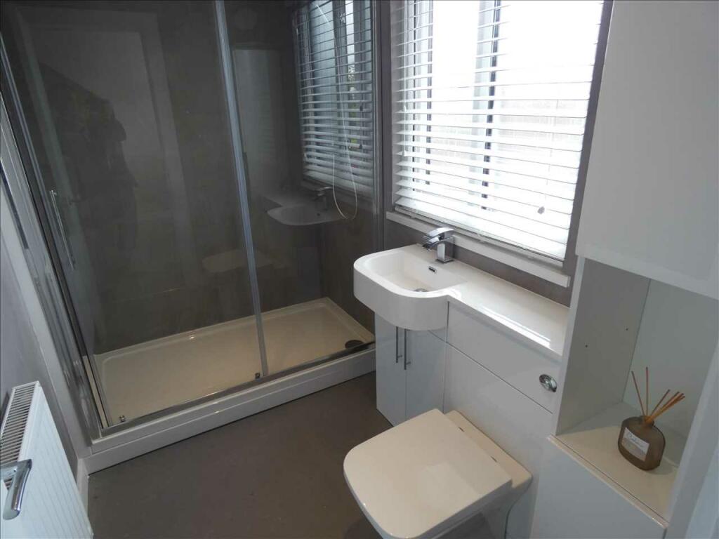 EN-SUITE SHOWER ROOM
