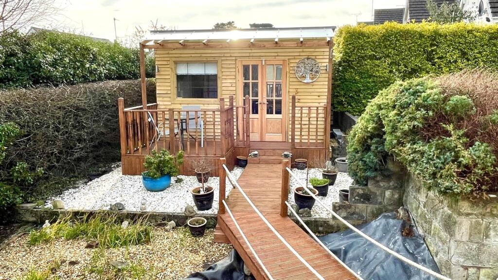 LANDSCAPED REAR GARDEN
